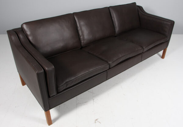 Børge Mogensen. Fritstående trepers. sofa, model 2213. Nybetrukket - Image 2