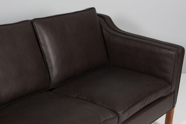 Børge Mogensen. Fritstående trepers. sofa, model 2213. Nybetrukket - Image 5