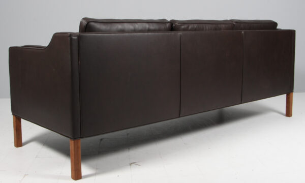 Børge Mogensen. Fritstående trepers. sofa, model 2213. Nybetrukket - Image 3