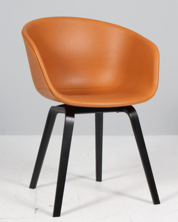 Hay AAC22 About A Chair armstole, nybetrukket cognac silk anilin