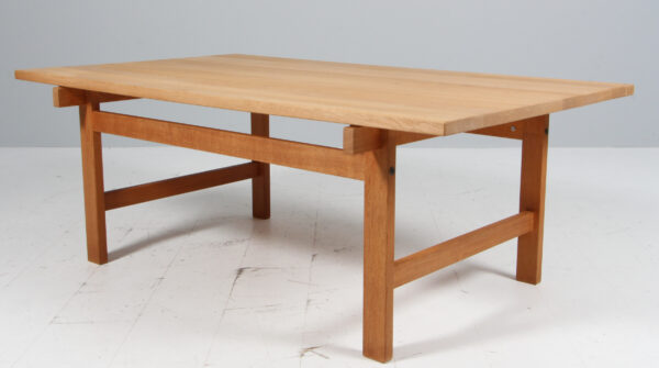 Hans J. Wegner for Andreas Tuck, Sofabord af massiv sæbebehandlet eg.