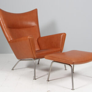 Hans J. Wegner Wing Chair samt skammel, nybetrukket. Walnut Elegance. CH445