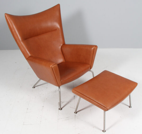 Hans J. Wegner Wing Chair samt skammel, nybetrukket. Walnut Elegance. CH445 - Billede 2