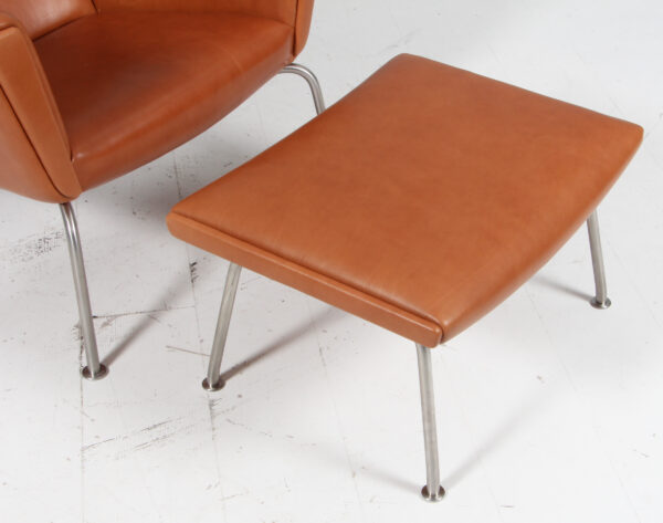Hans J. Wegner Wing Chair samt skammel, nybetrukket. Walnut Elegance. CH445 - Billede 10