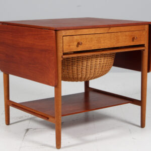 Hans J. Wegner sybord af massiv teak og eg. Model AT33