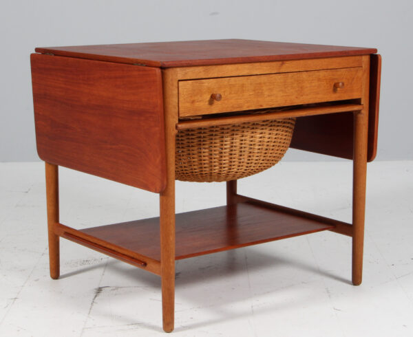 Hans J. Wegner sybord af massiv teak og eg. Model AT33