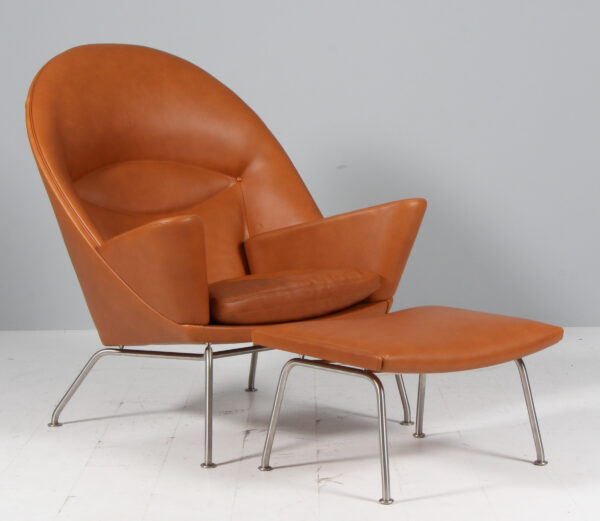 Hans J. Wegner Lænestol med skammel, model Oculus, Walnut elegance