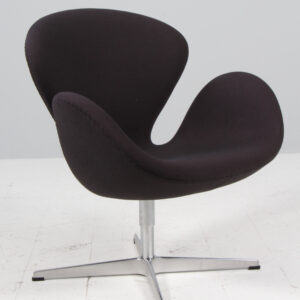 Arne Jacobsen. Svanen. Lænestol, model 3320. Brown label, original betrukket