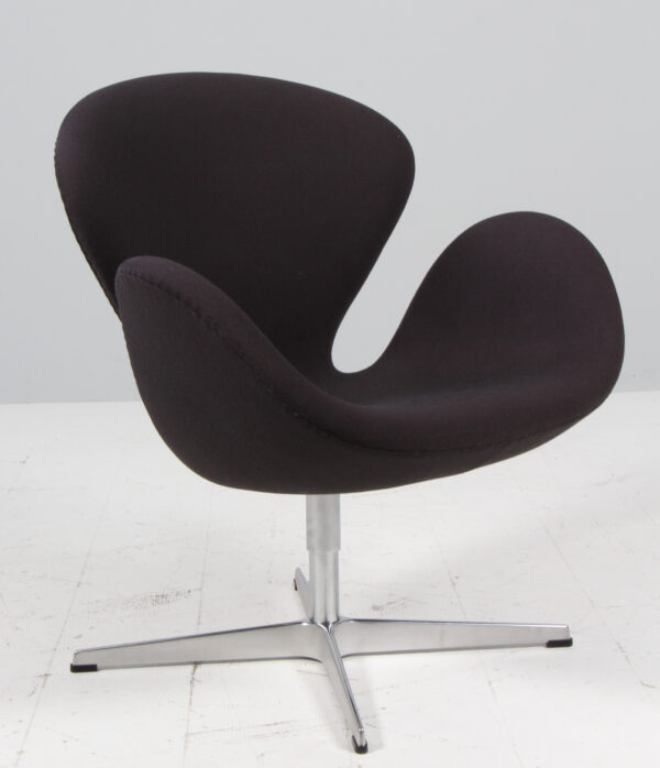 Arne Jacobsen. Svanen. Lænestol, model 3320. Brown label, original betrukket