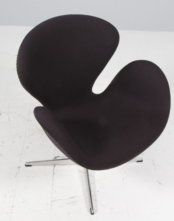 Arne Jacobsen. Svanen. Lænestol, model 3320. Brown label, original betrukket - Billede 2