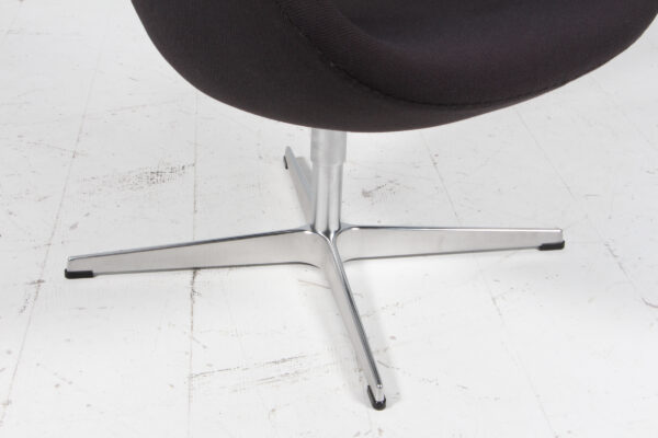 Arne Jacobsen. Svanen. Lænestol, model 3320. Brown label, original betrukket - Billede 7