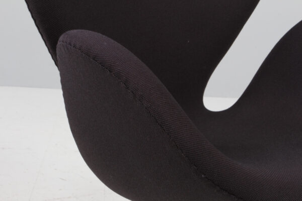 Arne Jacobsen. Svanen. Lænestol, model 3320. Brown label, original betrukket - Billede 6