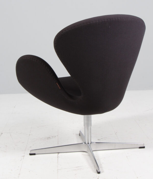 Arne Jacobsen. Svanen. Lænestol, model 3320. Brown label, original betrukket - Billede 5
