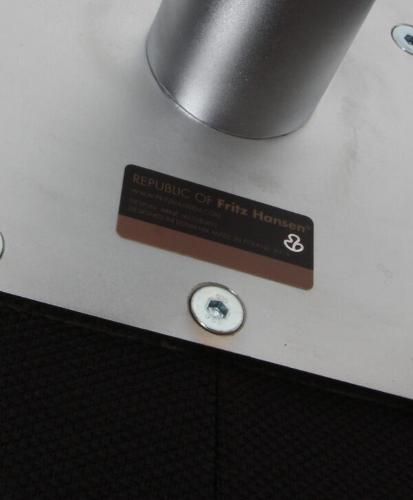 Arne Jacobsen. Svanen. Lænestol, model 3320. Brown label, original betrukket - Billede 3