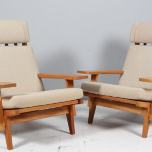 Hans J. Wegner højrygget lænestol model GE375, olieret eg og uldstof