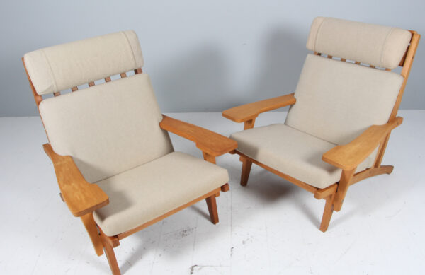 Hans J. Wegner højrygget lænestol model GE375, olieret eg og uldstof - Billede 2