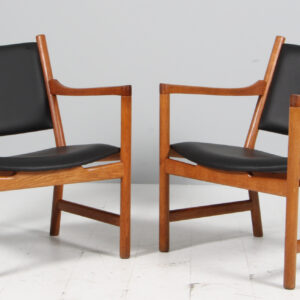 Hans J. Wegner par lænestole af eg og læder, model CH52