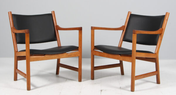 Hans J. Wegner par lænestole af eg og læder, model CH52