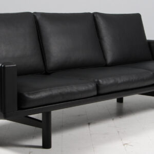 Hans J. Wegner. Tre-pers. sofa af sortlakeret eg, model GE-236/3. Udstillingsmodel