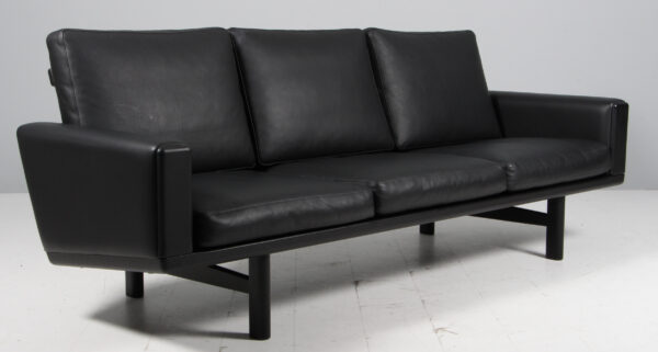 Hans J. Wegner. Tre-pers. sofa af sortlakeret eg, model GE-236/3. Udstillingsmodel