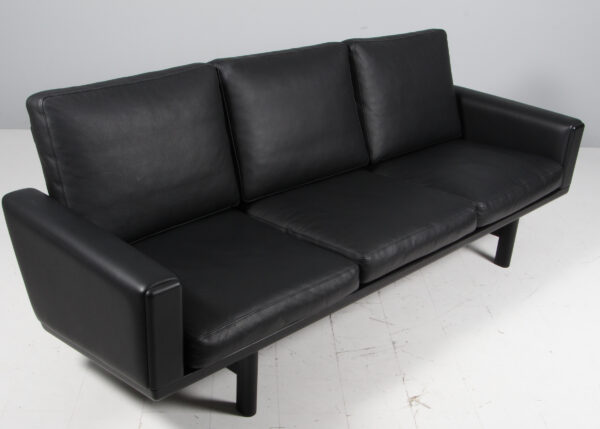 Hans J. Wegner. Tre-pers. sofa af sortlakeret eg, model GE-236/3. Udstillingsmodel - Billede 2