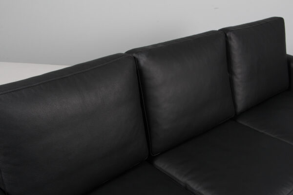 Hans J. Wegner. Tre-pers. sofa af sortlakeret eg, model GE-236/3. Udstillingsmodel - Billede 6