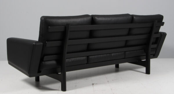 Hans J. Wegner. Tre-pers. sofa af sortlakeret eg, model GE-236/3. Udstillingsmodel - Billede 3
