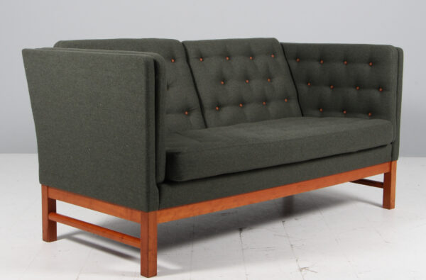 Erik Jørgensen to personers sofa, model EJ315, nybetrukket