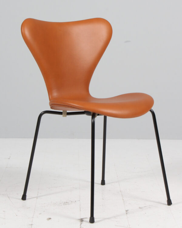 Arne Jacobsens 7´erstole model 3107, Walnut Elegance.