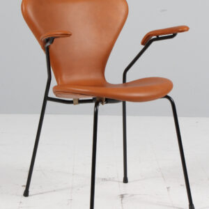 Arne Jacobsen: Armstole, model 3207, Walnut elegance