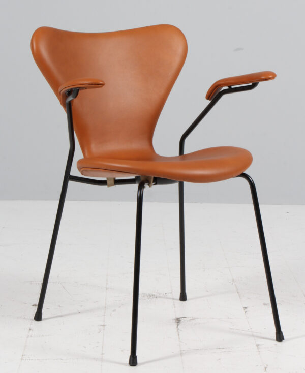 Arne Jacobsen: Armstole, model 3207, Walnut elegance