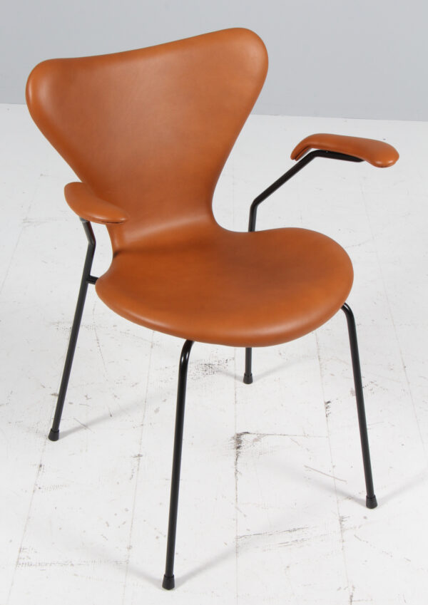 Arne Jacobsen: Armstole, model 3207, Walnut elegance - Billede 2