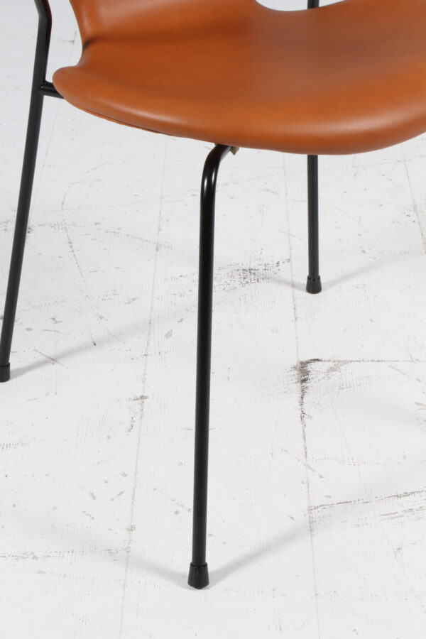 Arne Jacobsen: Armstole, model 3207, Walnut elegance - Billede 5