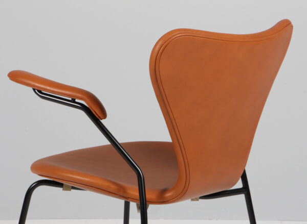 Arne Jacobsen: Armstole, model 3207, Walnut elegance - Billede 3
