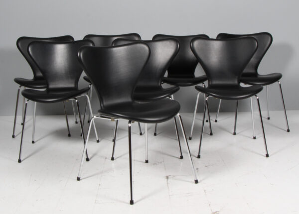 Arne Jacobsen sæt på otte 3107 sort semi anilin læder