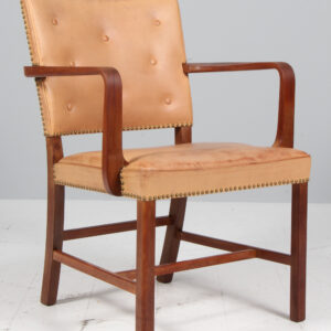 Jacob Kjær armstol af cubamahogni og patineret skind