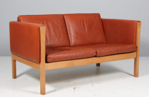 Hans J. Wegner to personers sofa, model AP62/2, original betrukket