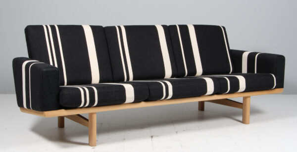 Hans J. Wegner. Tre-pers. sofa af eg, model GE-236/3, Original betrukket Savak. 2022