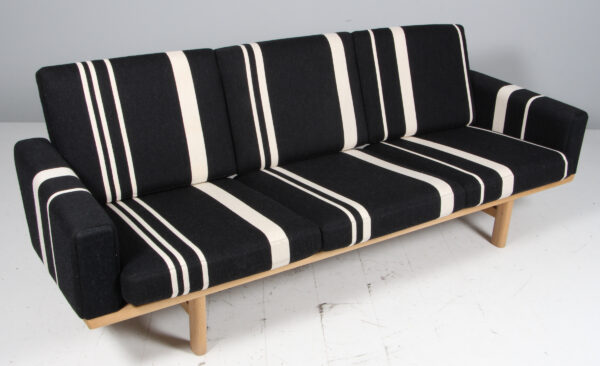Hans J. Wegner. Tre-pers. sofa af eg, model GE-236/3, Original betrukket Savak. 2022 - Billede 2