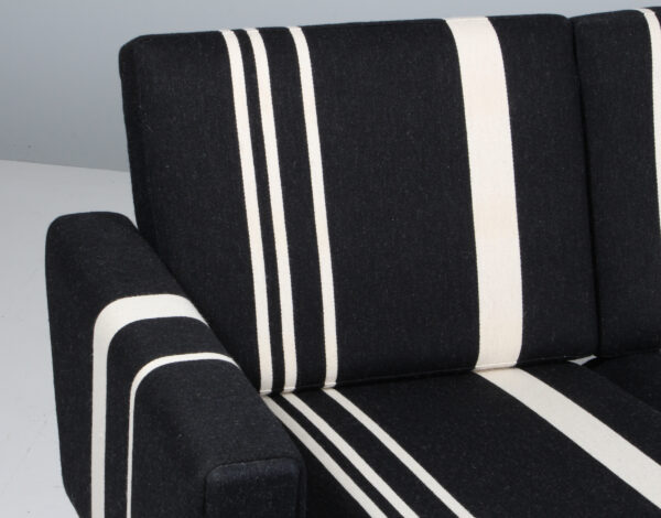Hans J. Wegner. Tre-pers. sofa af eg, model GE-236/3, Original betrukket Savak. 2022 - Billede 9
