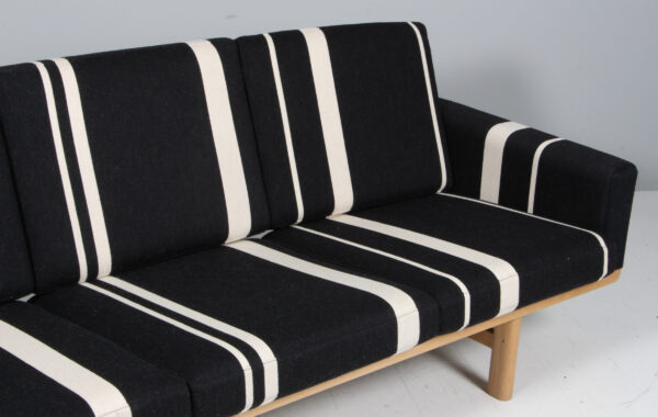 Hans J. Wegner. Tre-pers. sofa af eg, model GE-236/3, Original betrukket Savak. 2022 - Billede 8