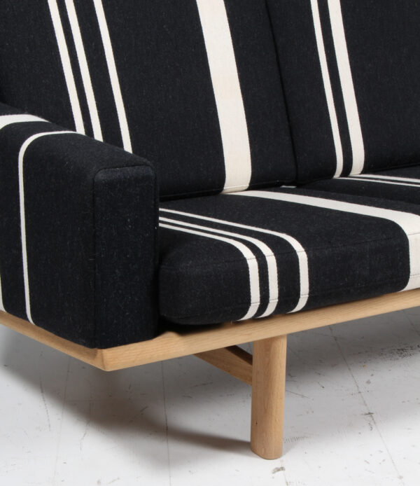 Hans J. Wegner. Tre-pers. sofa af eg, model GE-236/3, Original betrukket Savak. 2022 - Billede 7