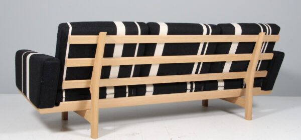 Hans J. Wegner. Tre-pers. sofa af eg, model GE-236/3, Original betrukket Savak. 2022 - Billede 4