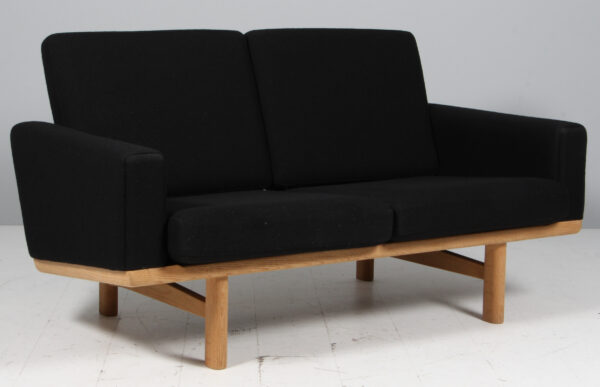 Hans J. Wegner. To-pers. sofa af eg, model GE-236/3, Original betrukket Hallingdal. 2022