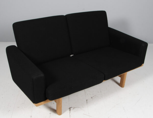 Hans J. Wegner. To-pers. sofa af eg, model GE-236/3, Original betrukket Hallingdal. 2022 - Billede 2