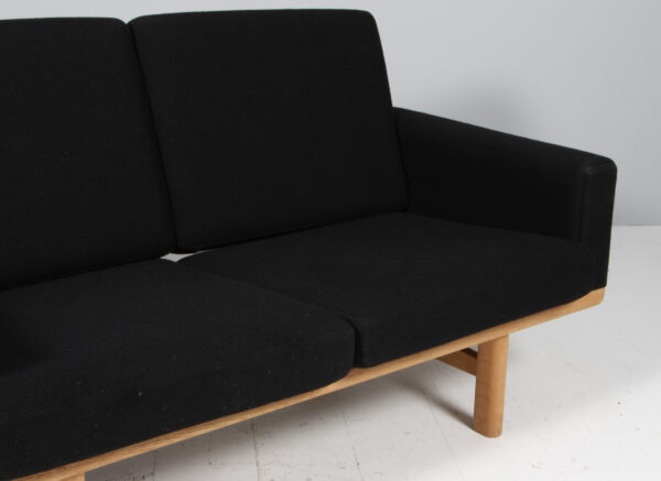 Hans J. Wegner. To-pers. sofa af eg, model GE-236/3, Original betrukket Hallingdal. 2022 - Billede 7