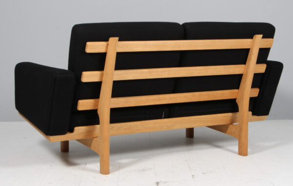 Hans J. Wegner. To-pers. sofa af eg, model GE-236/3, Original betrukket Hallingdal. 2022 - Billede 4