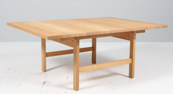 Hans J. Wegner for Andreas Tuck, Sofabord af massiv sæbebehandlet eg.
