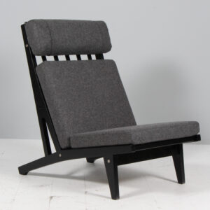 Hans J. Wegner højrygget lænestol model GE375, sortlakeret eg og Blazer fra Camira