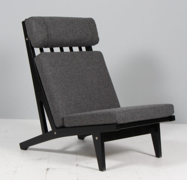 Hans J. Wegner højrygget lænestol model GE375, sortlakeret eg og Blazer fra Camira
